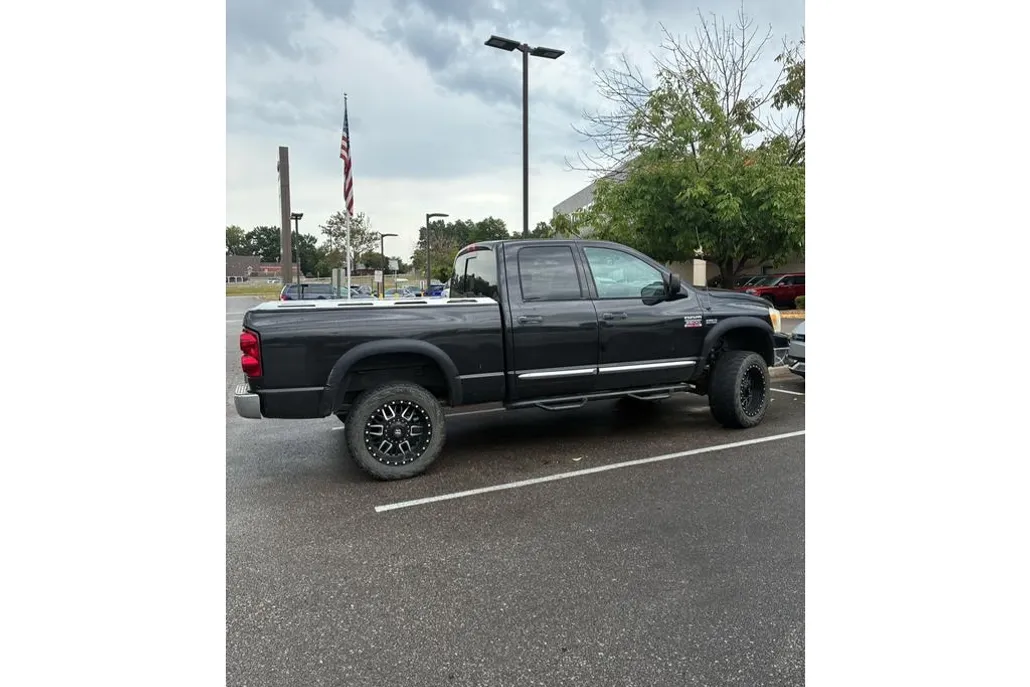 2008 Dodge Ram SLT photo 1