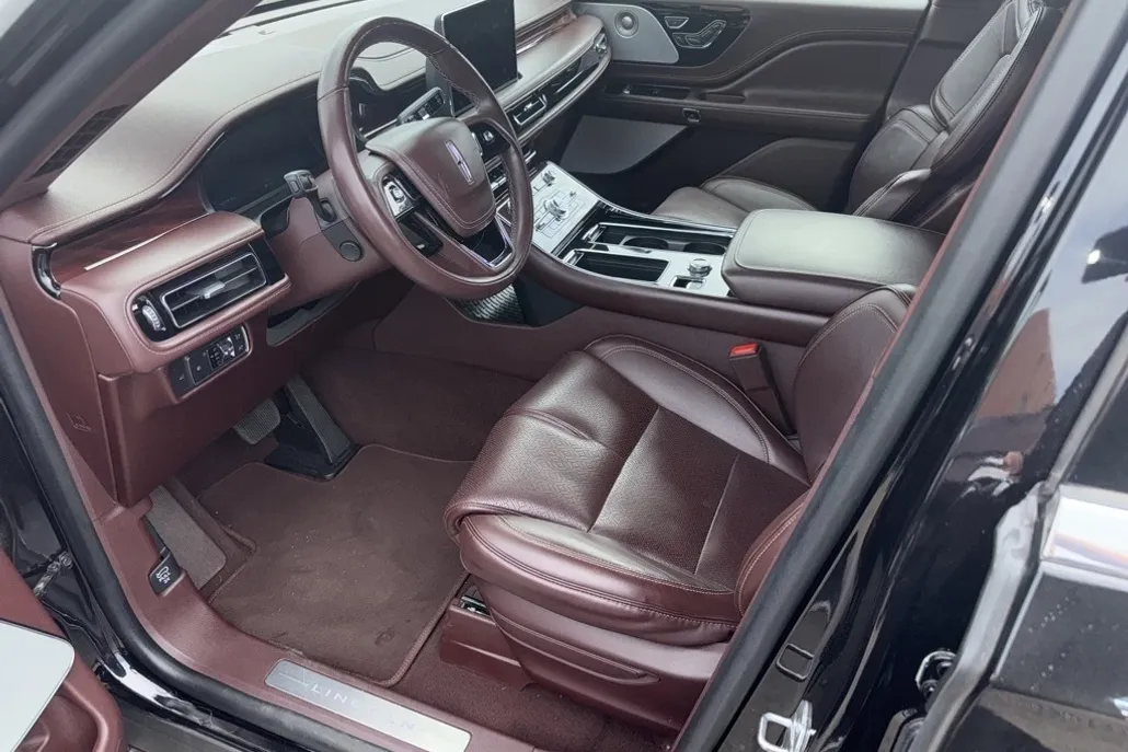 2023 Lincoln Aviator Black Label photo 1