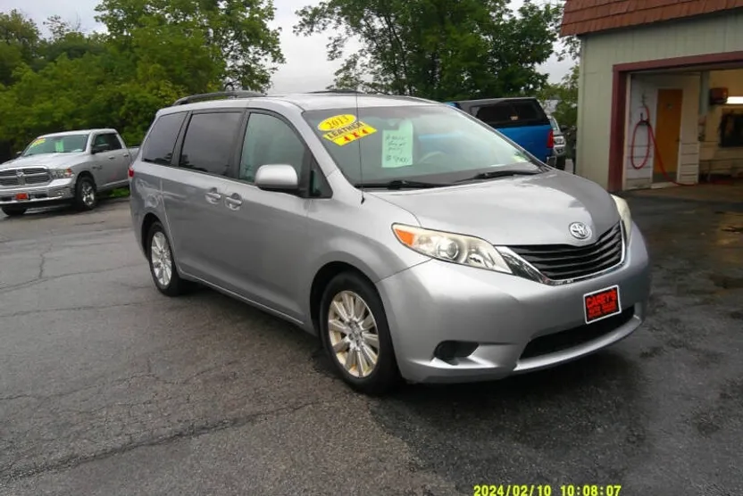 2013 Toyota Sienna LE photo 1