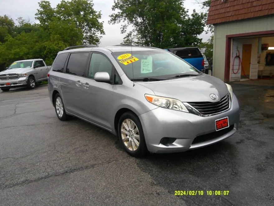 2013 Toyota Sienna LE photo 1