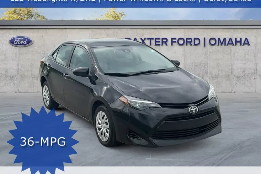 2018 Toyota Corolla LE photo 1