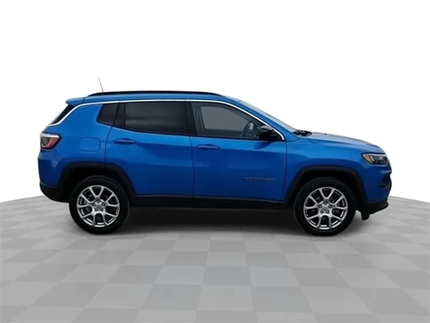 2022 Jeep Compass Latitude Lux photo 1