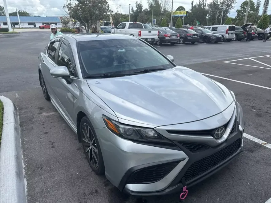 2023 Toyota Camry SE photo 1