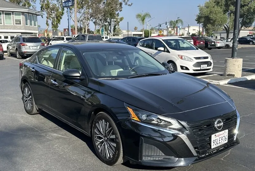 2025 Nissan Altima 2.5 SV photo 1