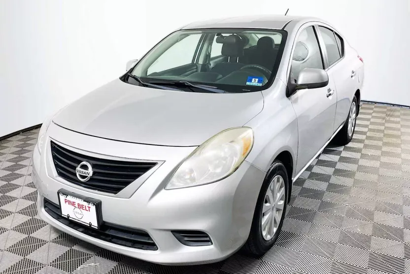 2012 Nissan Versa SV photo 1