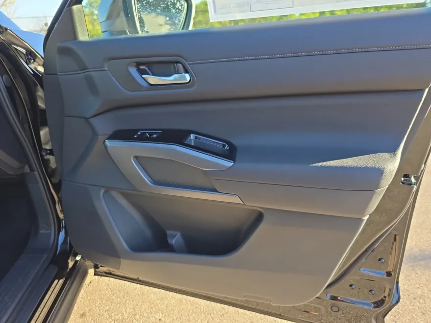 2025 Nissan Pathfinder SL photo 1