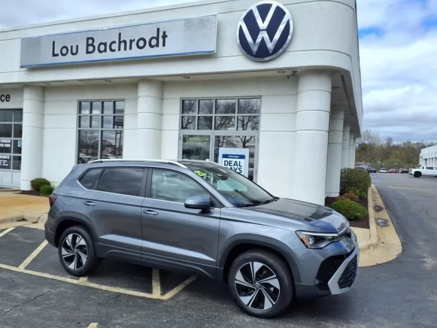 2025 Volkswagen Taos SE photo 1