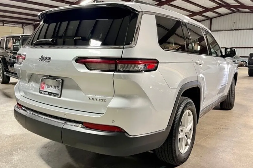 2023 Jeep Grand Cherokee Laredo photo 1