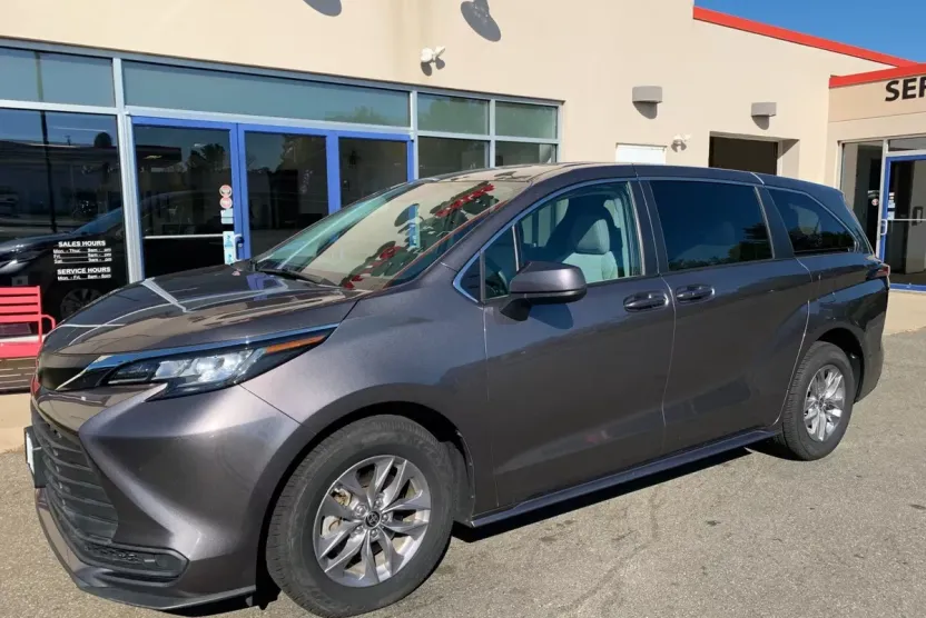 2022 Toyota Sienna LE photo 1