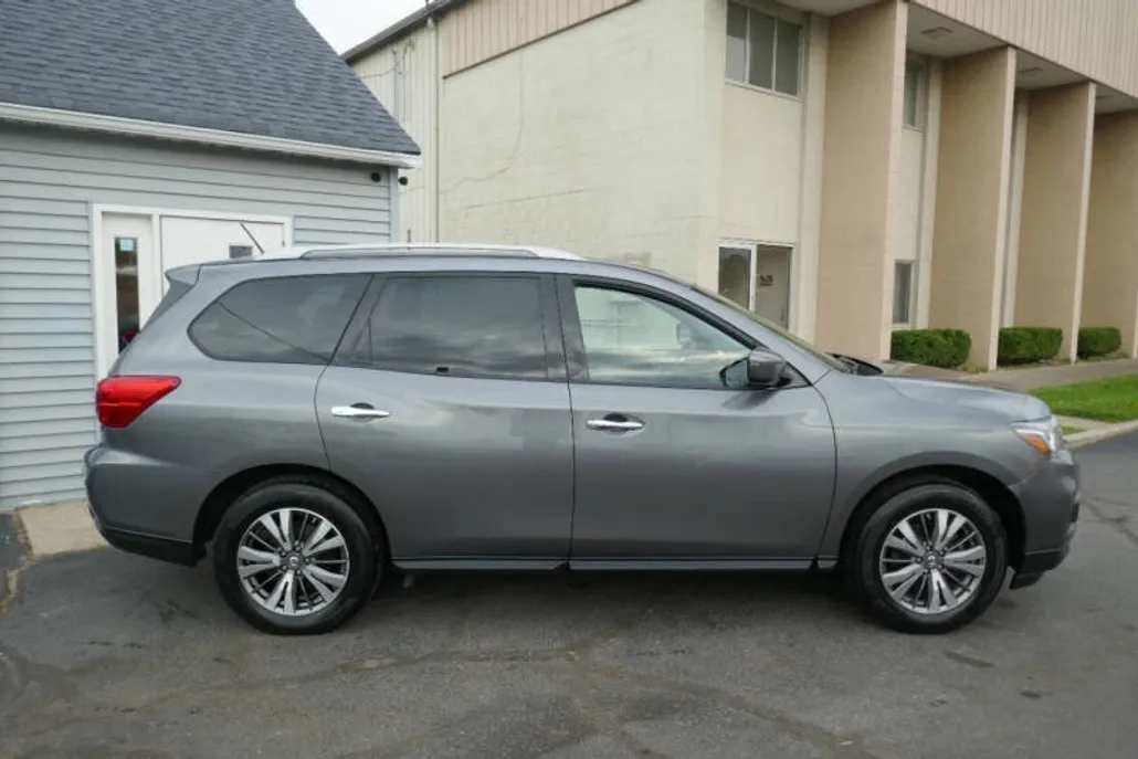 2018 Nissan Pathfinder SV photo 1
