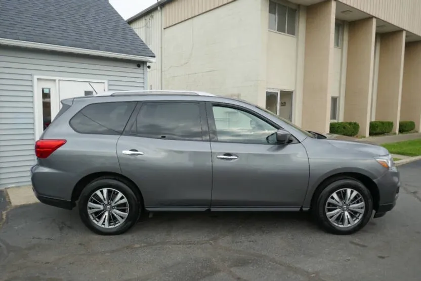 2018 Nissan Pathfinder SV photo 1