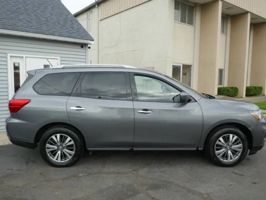 2018 Nissan Pathfinder SV photo 1