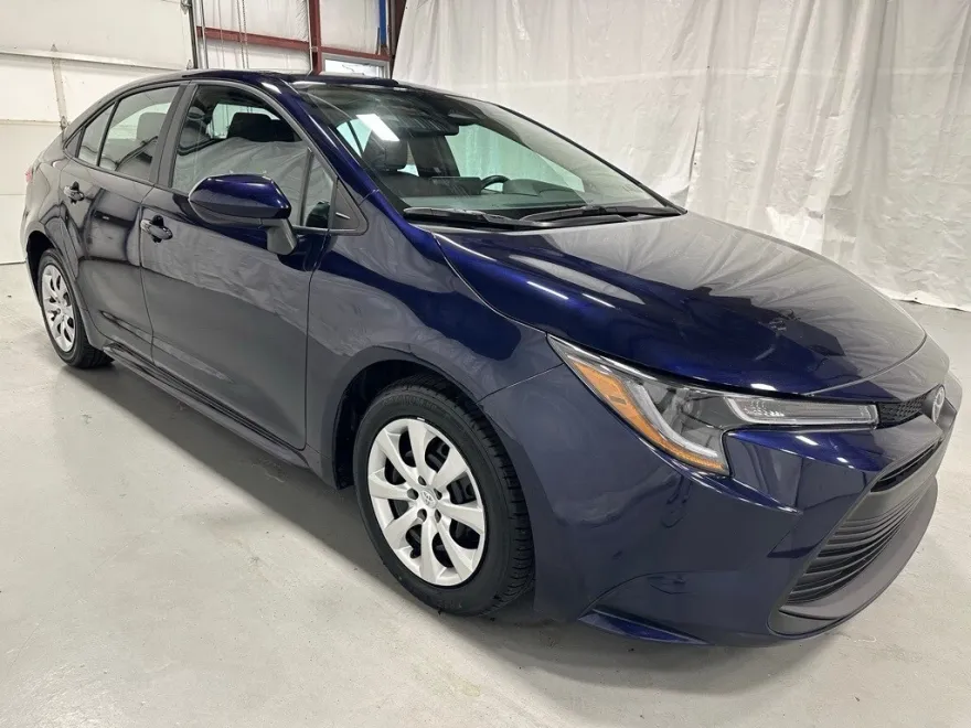 2025 Toyota Corolla LE photo 1