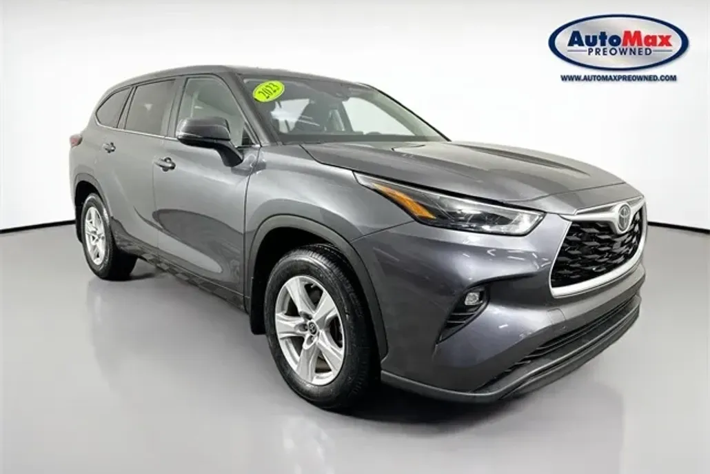 2023 Toyota Highlander LE photo 1