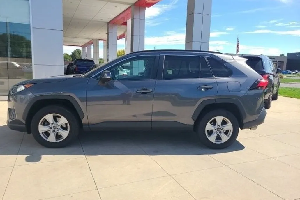 2020 Toyota RAV4 XLE photo 1
