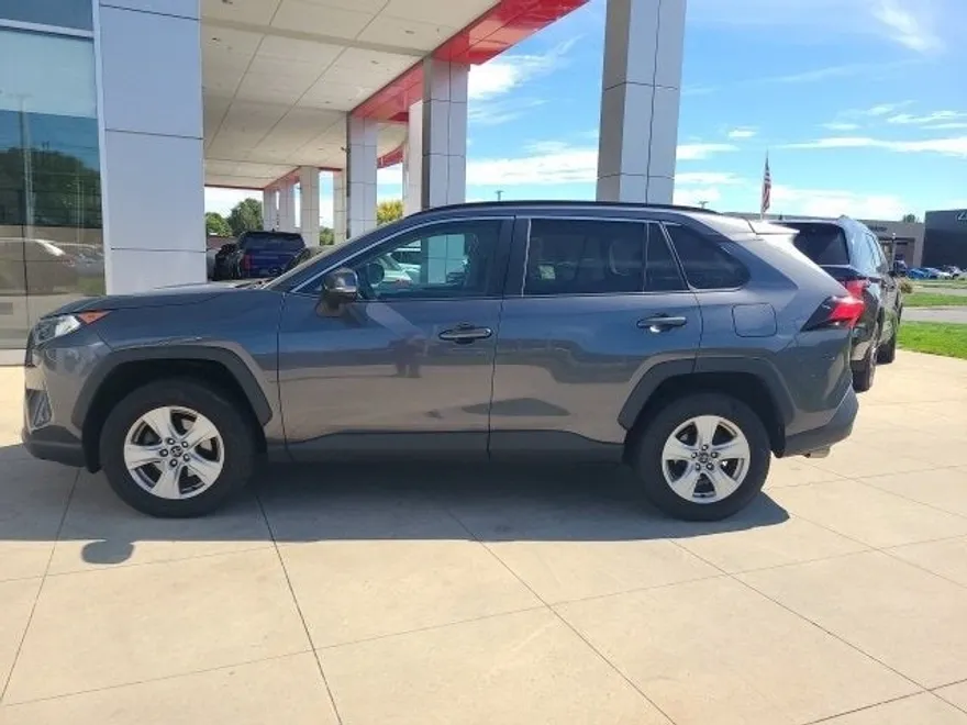 2020 Toyota RAV4 XLE photo 1