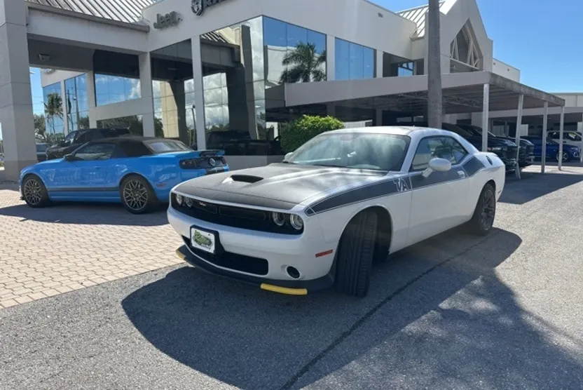 2023 Dodge Challenger R/T photo 1