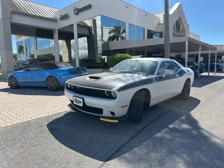 2023 Dodge Challenger R/T photo 1