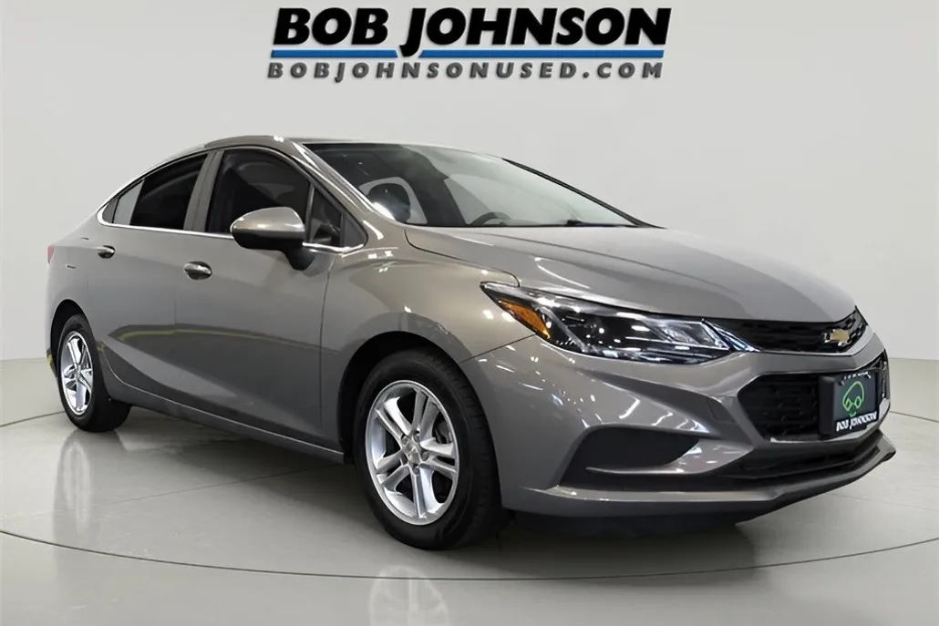 2018 Chevrolet Cruze LT photo 1