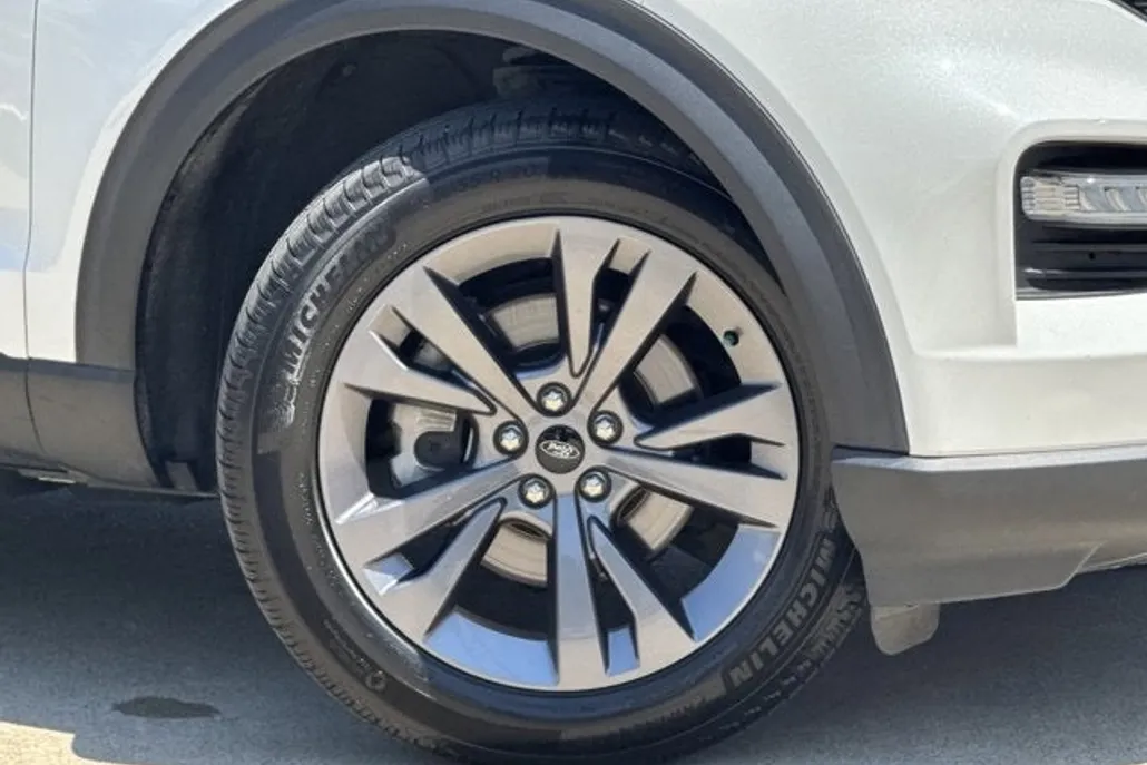 2023 Ford Explorer XLT photo 1