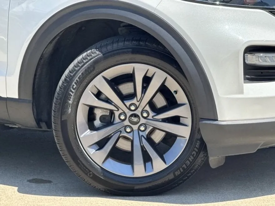 2023 Ford Explorer XLT photo 1