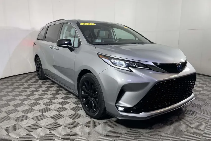 2023 Toyota Sienna XSE photo 1