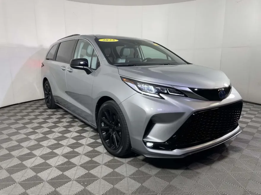 2023 Toyota Sienna XSE photo 1