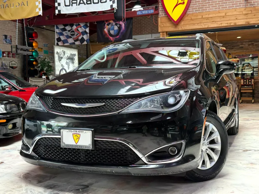 2018 Chrysler Pacifica Touring L photo 1