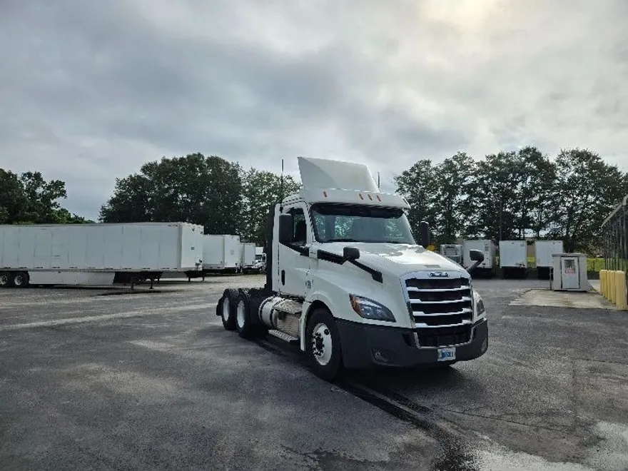 2020 Freightliner Cascadia 126" Day cab photo 1