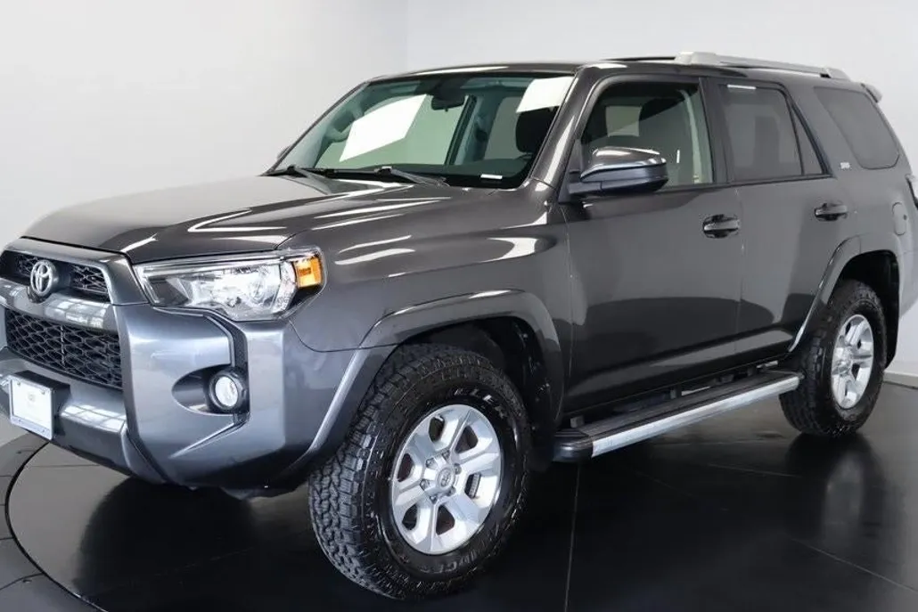 2018 Toyota 4Runner SR5 photo 1
