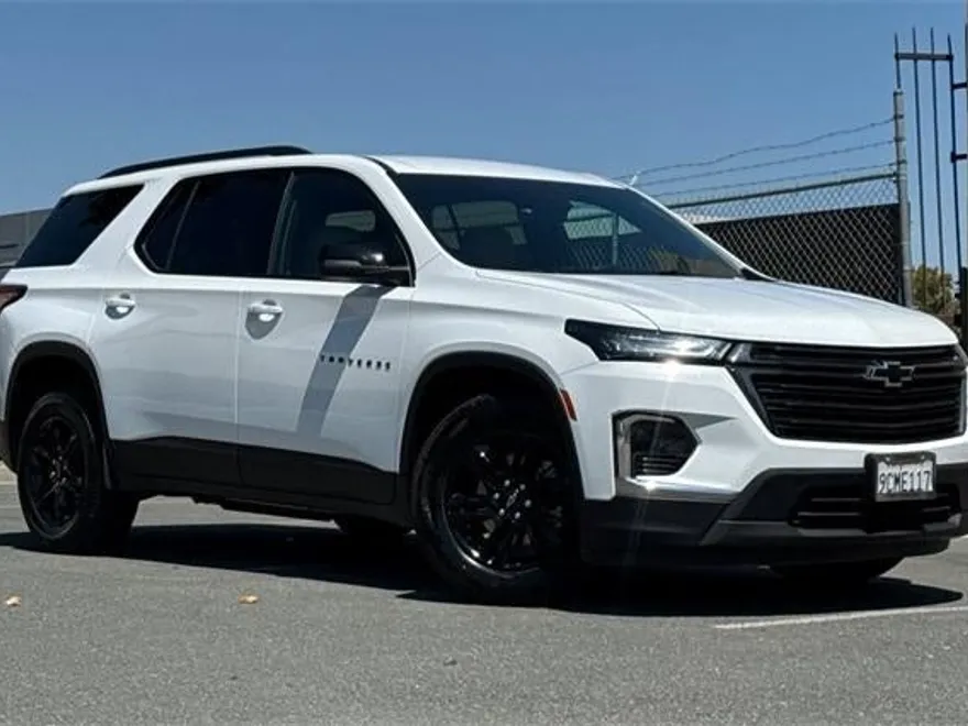 2022 Chevrolet Traverse LS photo 1