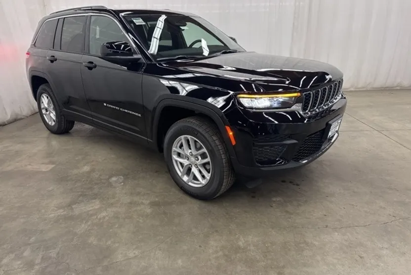 2025 Jeep Grand Cherokee Laredo Altitude photo 1