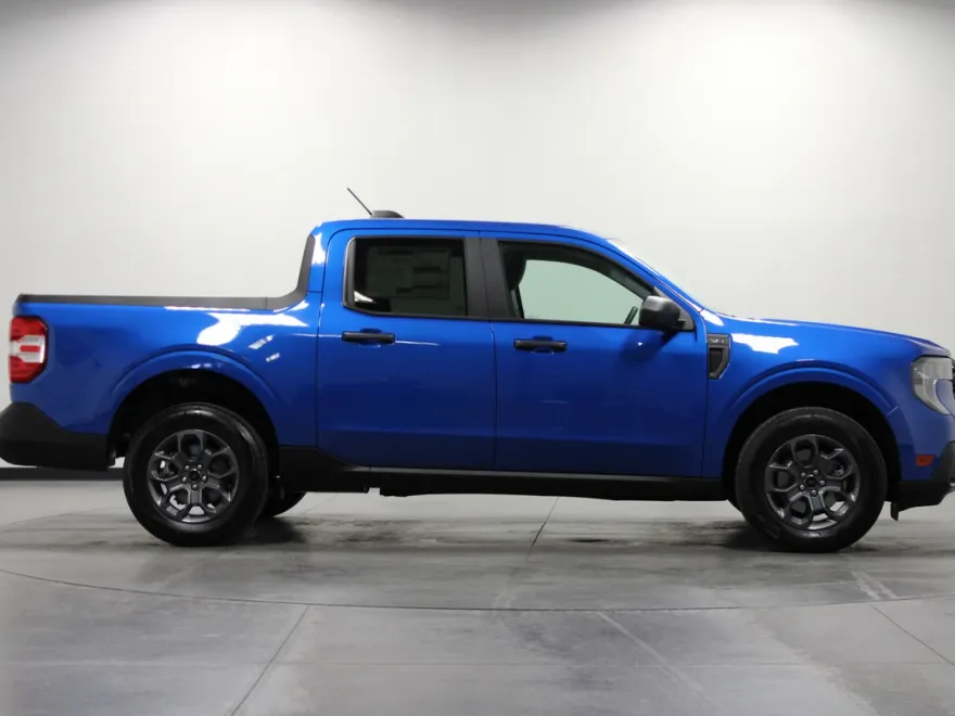 2025 Toyota RAV4 XLT photo 1