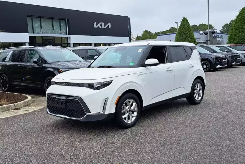 2023 Kia Soul LX photo 1