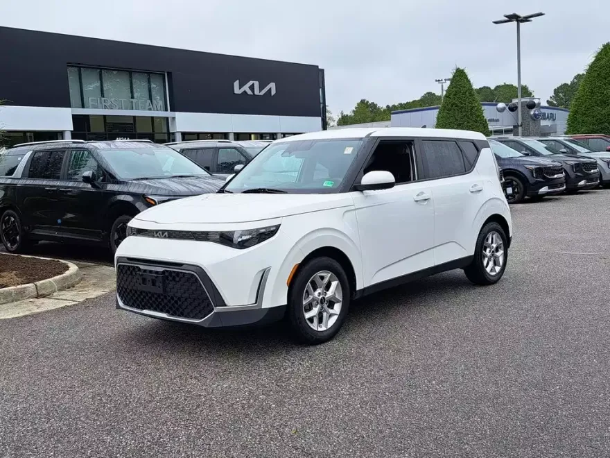 2023 Kia Soul LX photo 1
