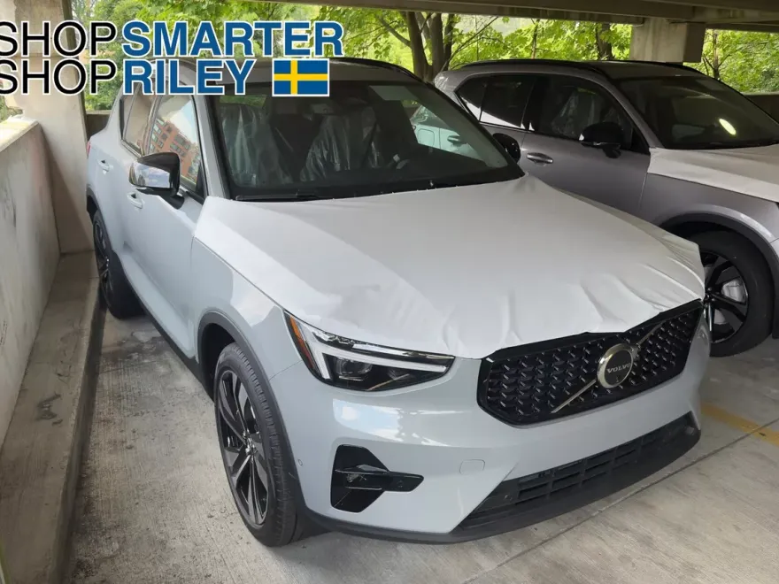 2026 Volvo XC40 photo 1