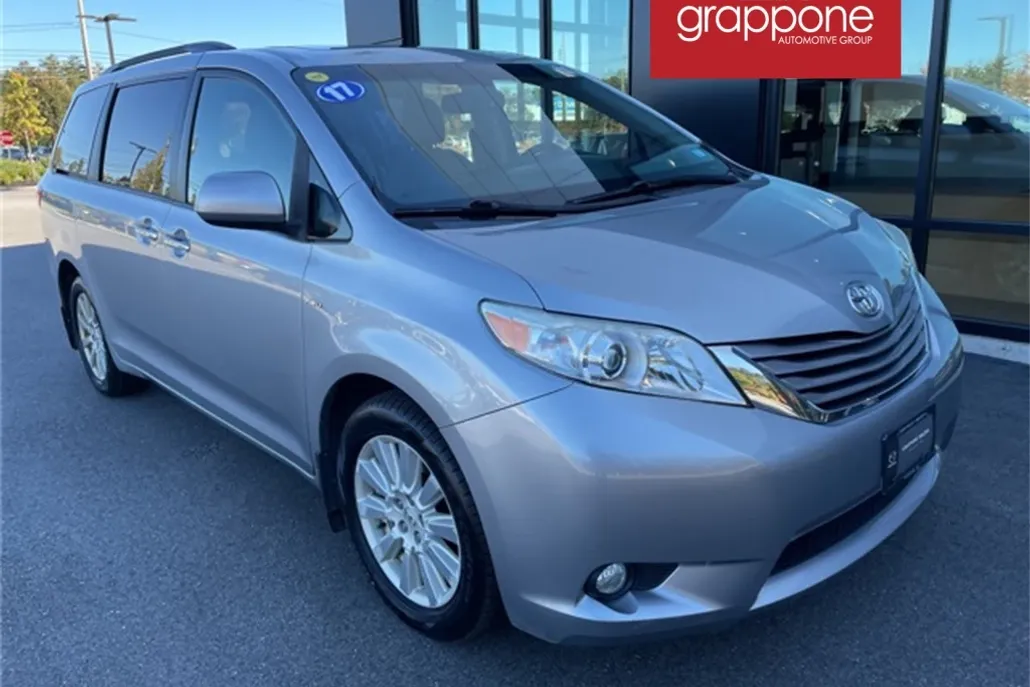 2017 Toyota Sienna Limited XLE Premium photo 1