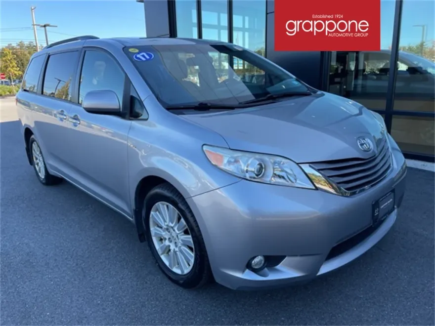 2017 Toyota Sienna Limited XLE Premium photo 1