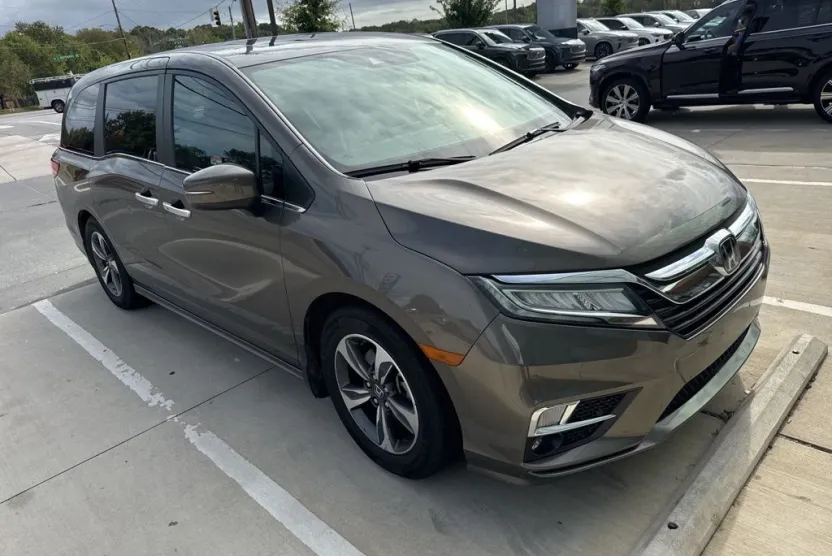 2019 Honda Odyssey Touring photo 1
