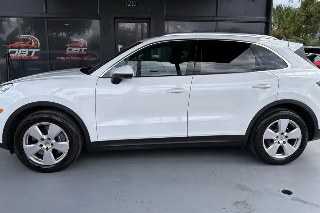 2022 Porsche Cayenne Base photo 1