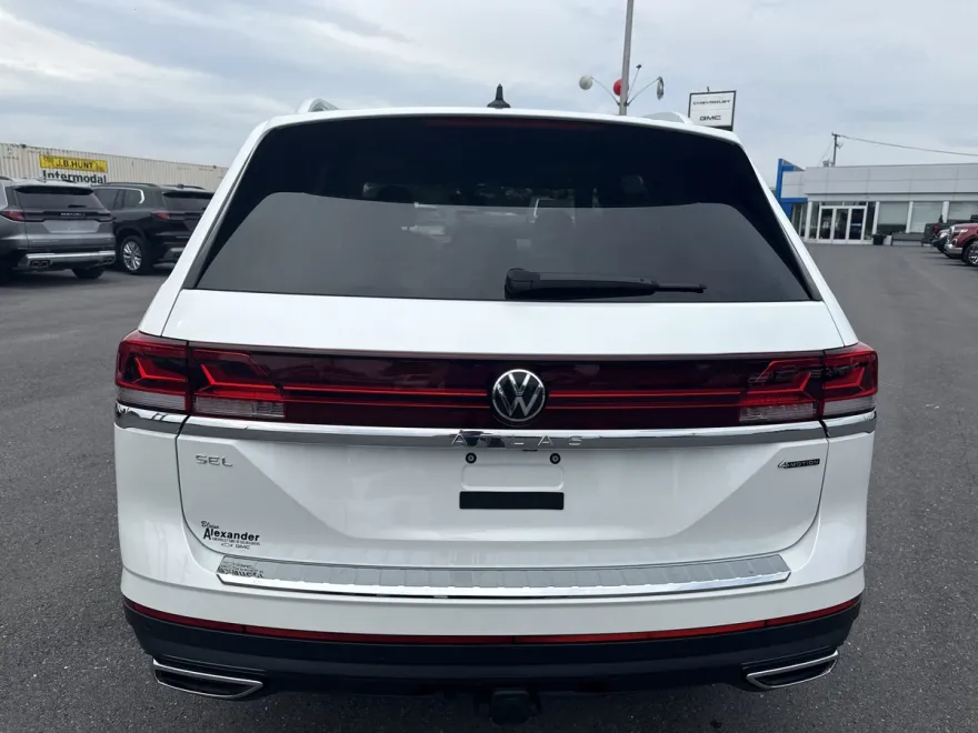 2024 Volkswagen Atlas SEL photo 1