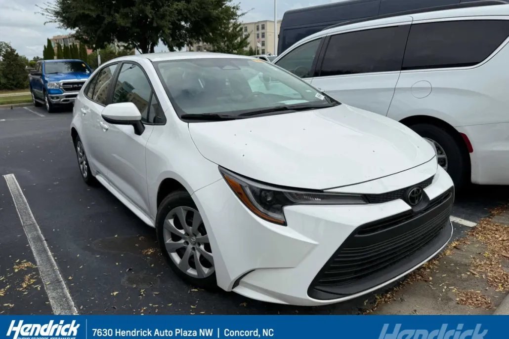 2023 Toyota Corolla LE photo 1