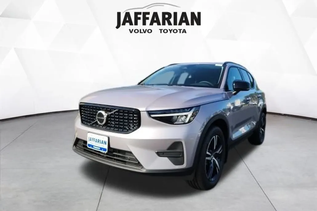 2026 Volvo XC40 Core photo 1