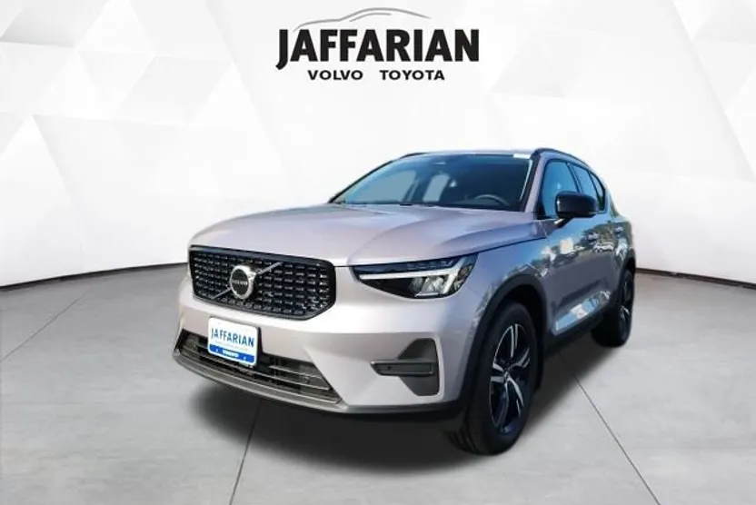 2026 Volvo XC40 Core photo 1