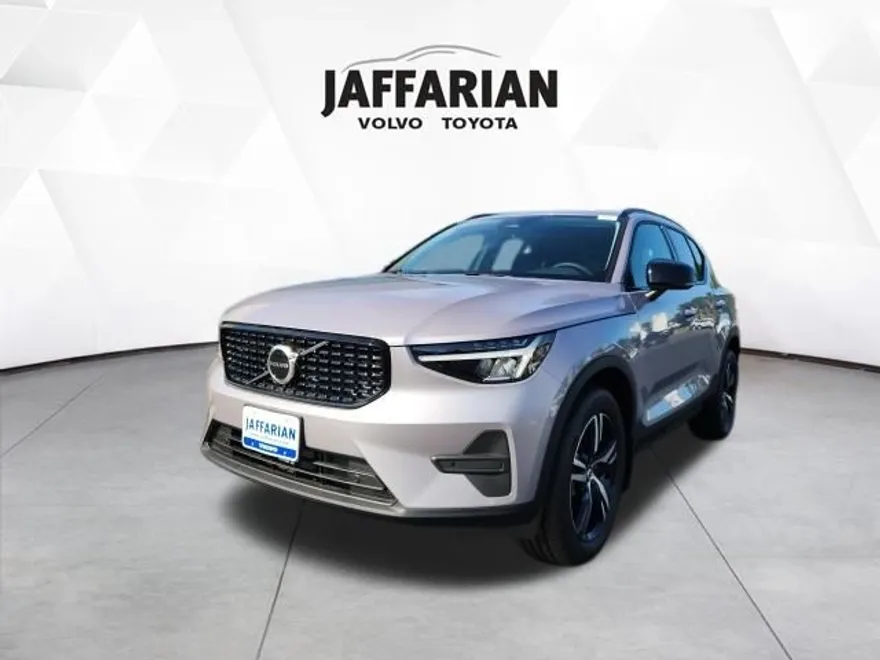 2026 Volvo XC40 Core photo 1