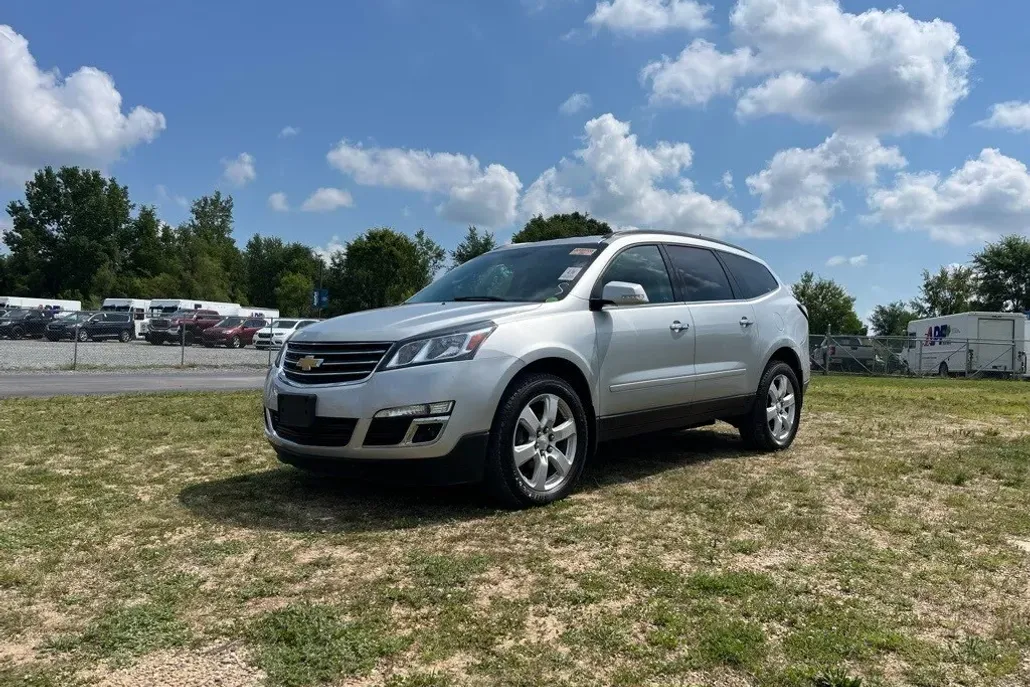 2017 Chevrolet Traverse 1LT photo 1