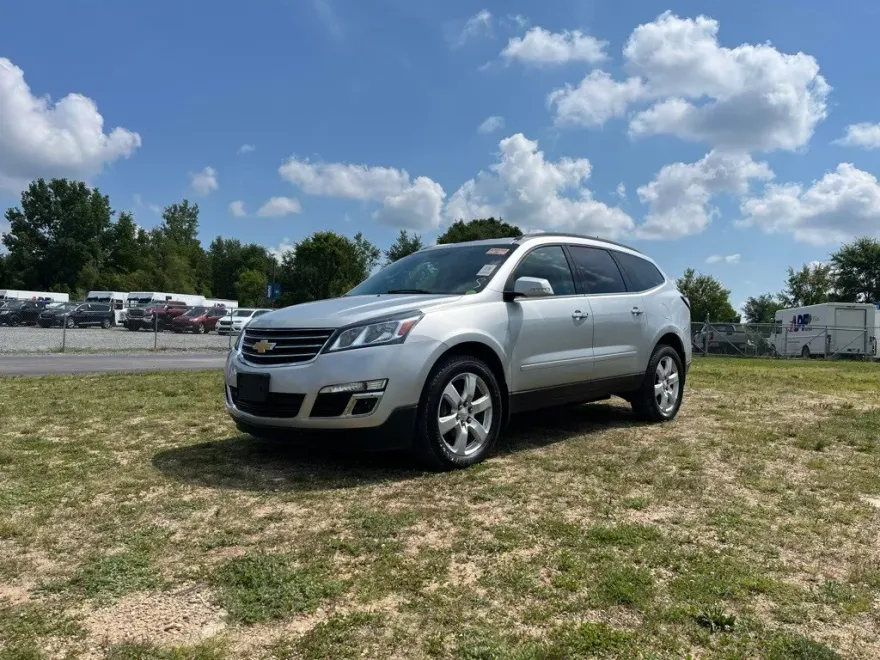 2017 Chevrolet Traverse 1LT photo 1