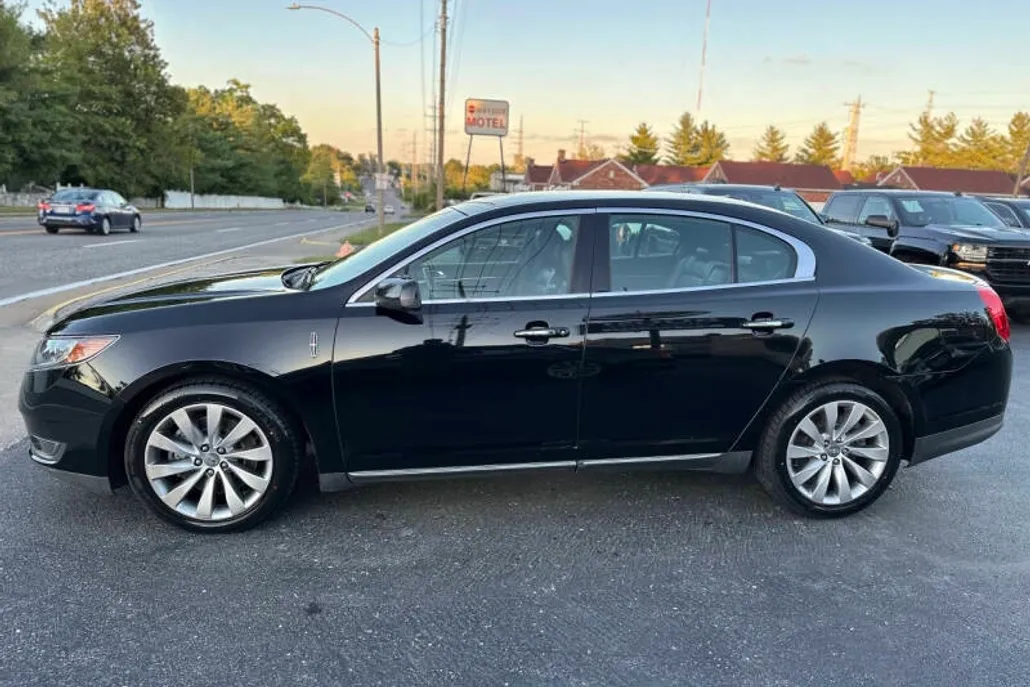 2016 Lincoln MKS photo 1