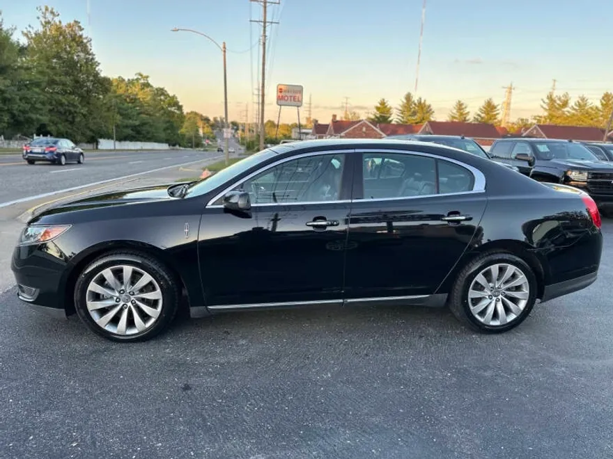 2016 Lincoln MKS photo 1