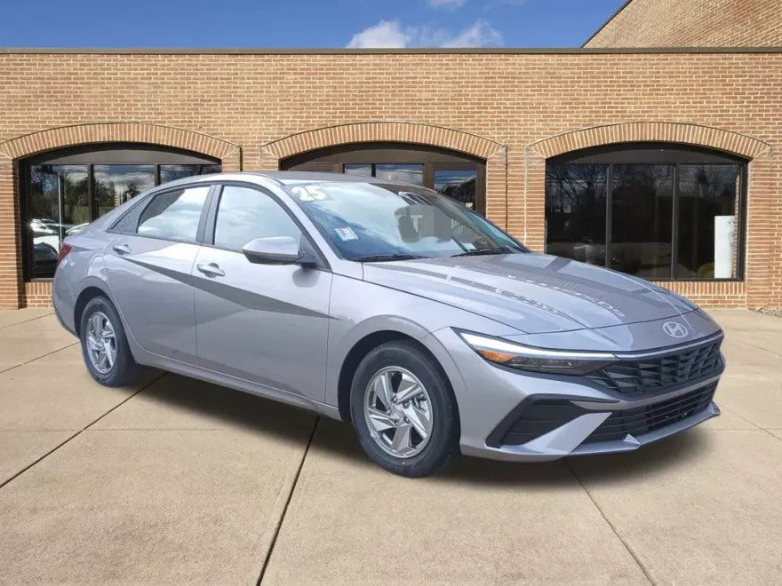 2025 Hyundai Elantra SE photo 1